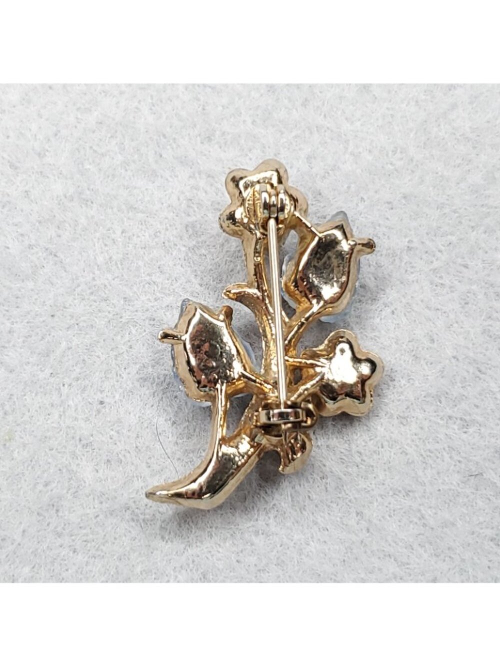 Vintage Flower Brooch Gold Tone Blue Molded Glass Faux Pearls 1.25" - Picture 4 of 6